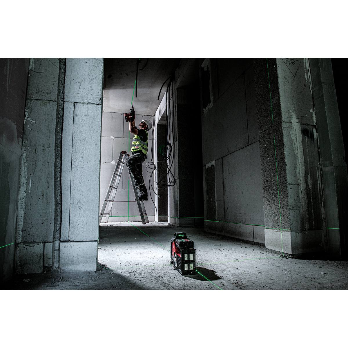 NIVEAU LASER VERT 3 LIGNES  360° 12 V  AVEC BATTERIE ET CHARGEUR