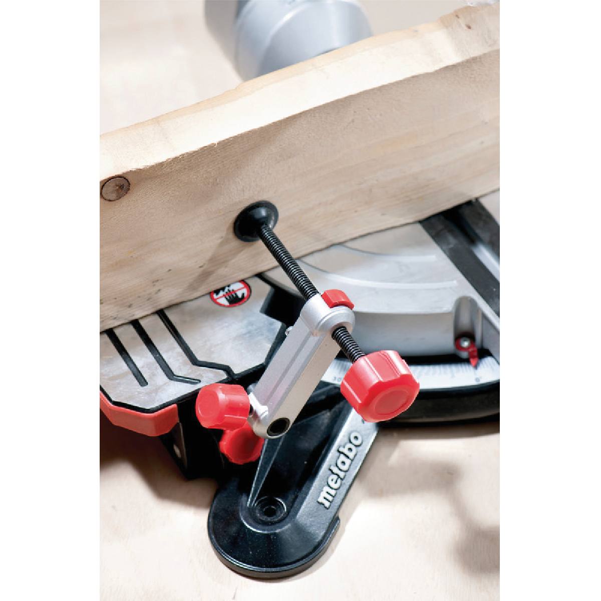 SCIE À COUPE D'ONGLETS RADIALE METABO Ø 216 MM - 1700 W