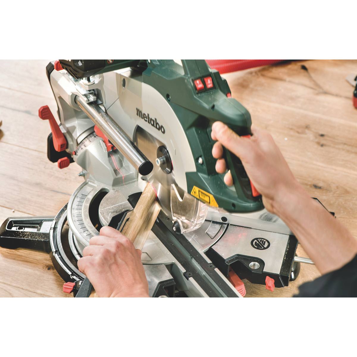SCIE À COUPE D'ONGLETS RADIALE SYMÉTRIQUE METABO Ø 216 MM - 1800 W
