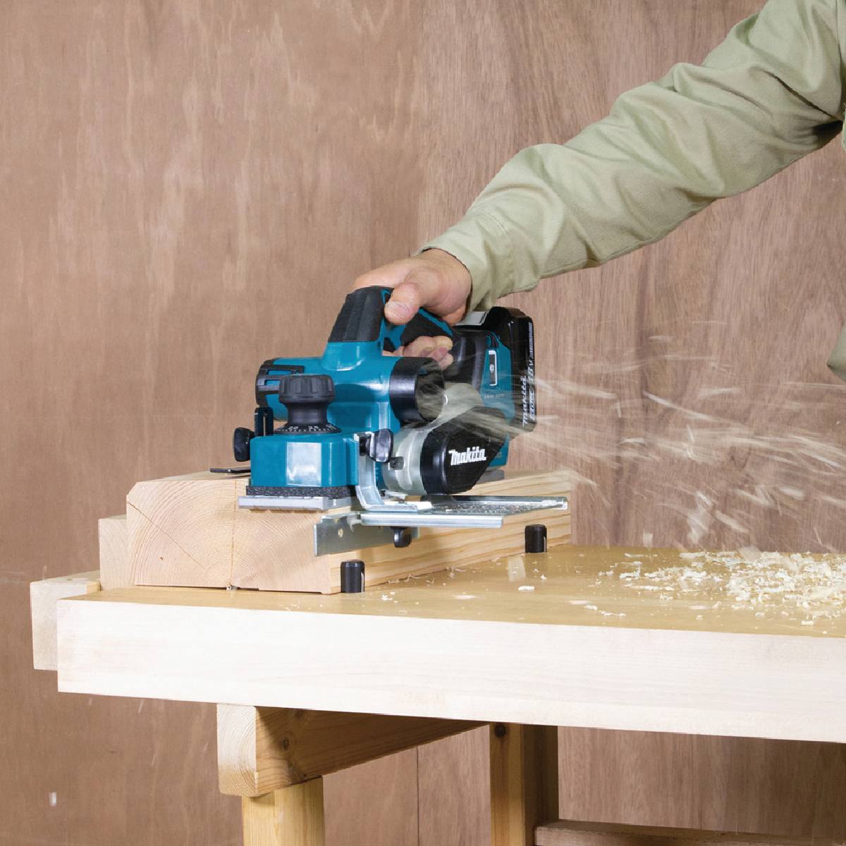 RABOT MAKITA 82 MM SUR BATTERIE