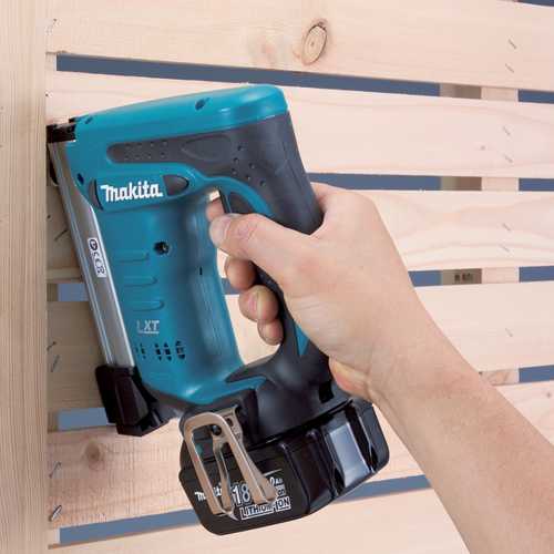 AGRAFEUSE MAKITA SUR BATTERIE