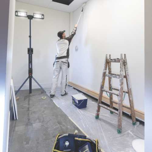 PROJECTEUR SUR TRÉPIED SUR BATTERIE ET SECTEUR