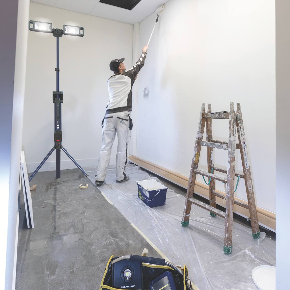 PROJECTEUR SUR TRÉPIED SUR BATTERIE ET SECTEUR